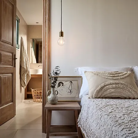 Villa Phi Simple Living Quarters *